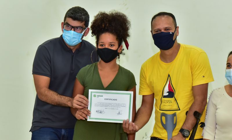 Prefeitura entrega certificados aos alunos do curso de capacitação e geração de renda