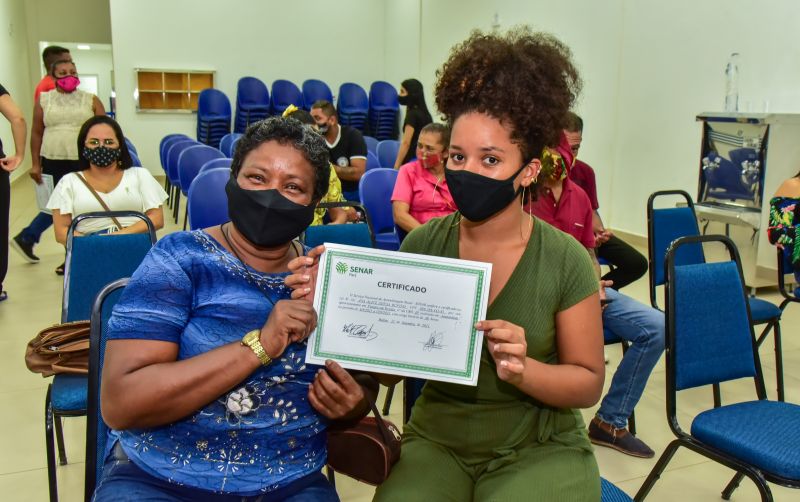 Prefeitura entrega certificados aos alunos do curso de capacitação e geração de renda