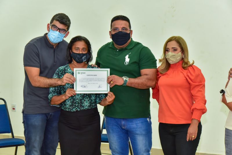 Prefeitura entrega certificados aos alunos do curso de capacitação e geração de renda