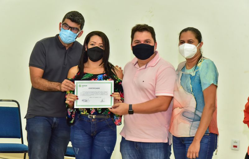 Prefeitura entrega certificados aos alunos do curso de capacitação e geração de renda