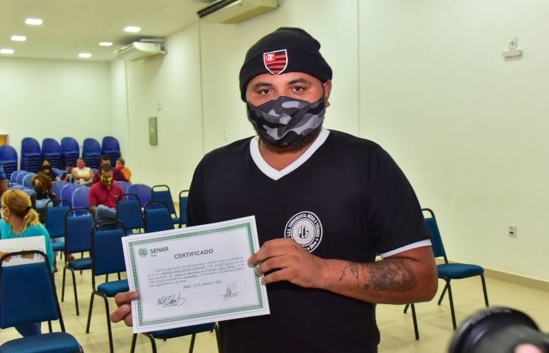 Prefeitura entrega certificados aos alunos do curso de capacitação e geração de renda