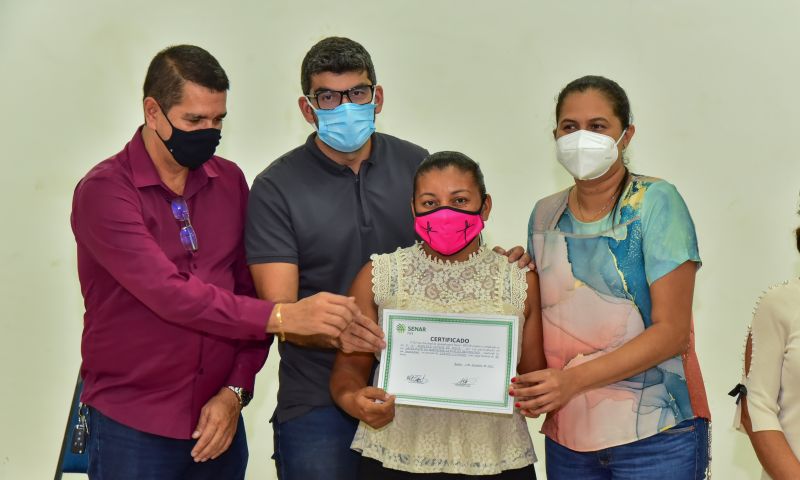 Prefeitura entrega certificados aos alunos do curso de capacitação e geração de renda