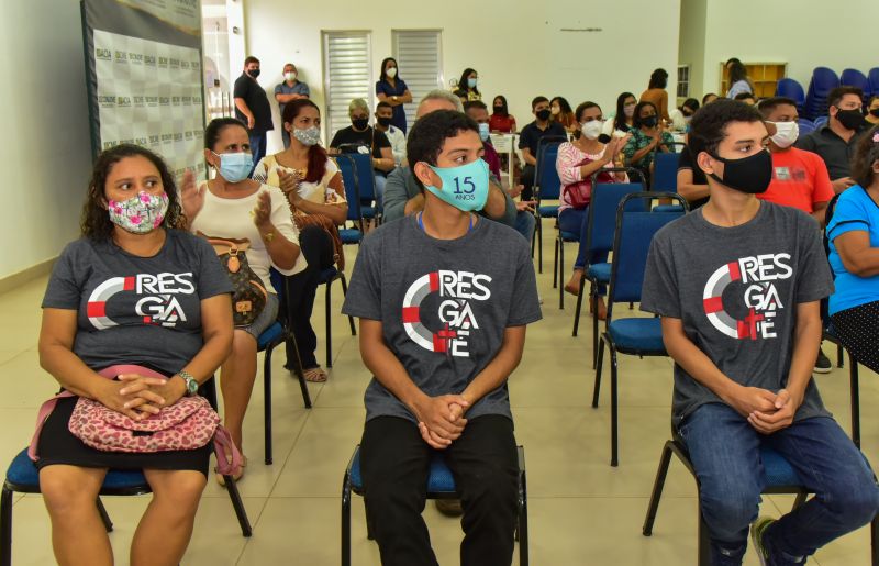 Prefeitura entrega certificados aos alunos do curso de capacitação e geração de renda