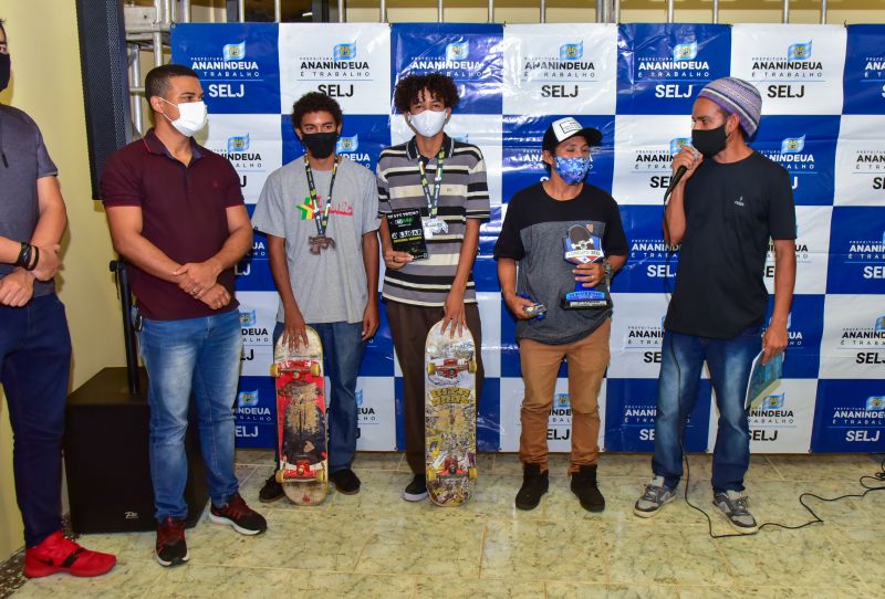 Recepção aos skaitistas, ciclistas do municipio e entrega do do uniforme para o time do vôlei com apoio da gestão