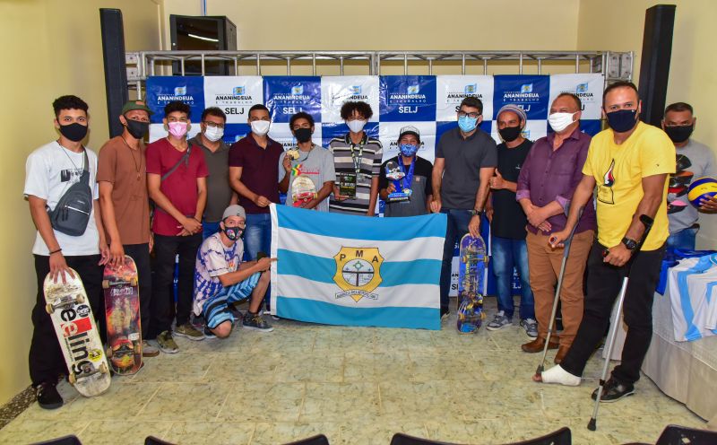 Recepção aos skaitistas, ciclistas do municipio e entrega do do uniforme para o time do vôlei com apoio da gestão