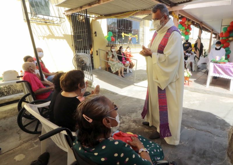 Entrega de presente de natal no abrigo dos idosos com Benção do Pe. Chicão. Rod. Br 316