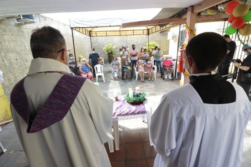 Entrega de presente de natal no abrigo dos idosos com Benção do Pe. Chicão. Rod. Br 316