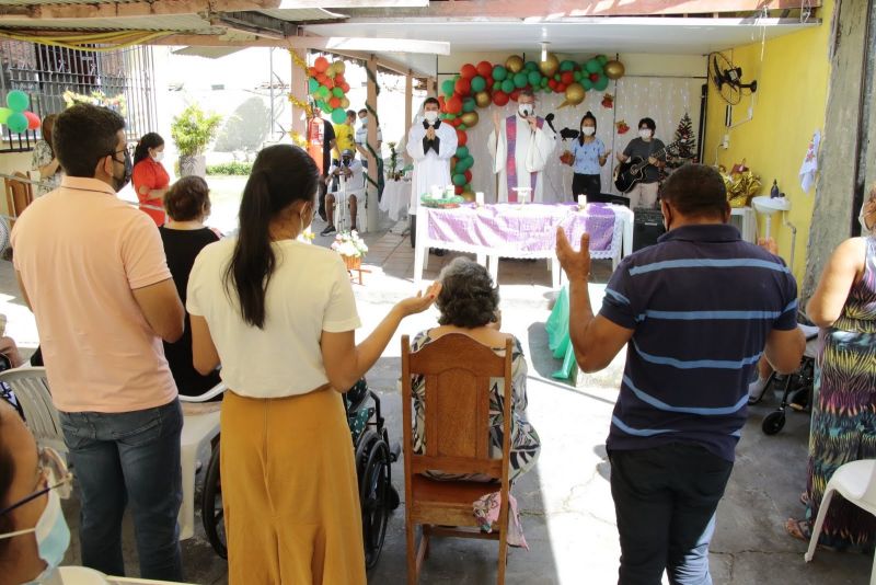 Entrega de presente de natal no abrigo dos idosos com Benção do Pe. Chicão. Rod. Br 316