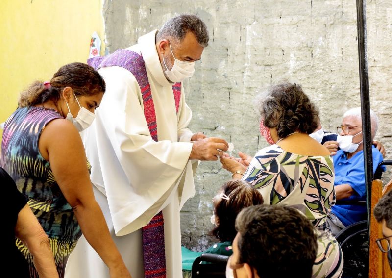 Entrega de presente de natal no abrigo dos idosos com Benção do Pe. Chicão. Rod. Br 316