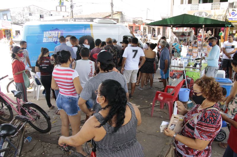 Vacina Delivery no canteiro central do Paar