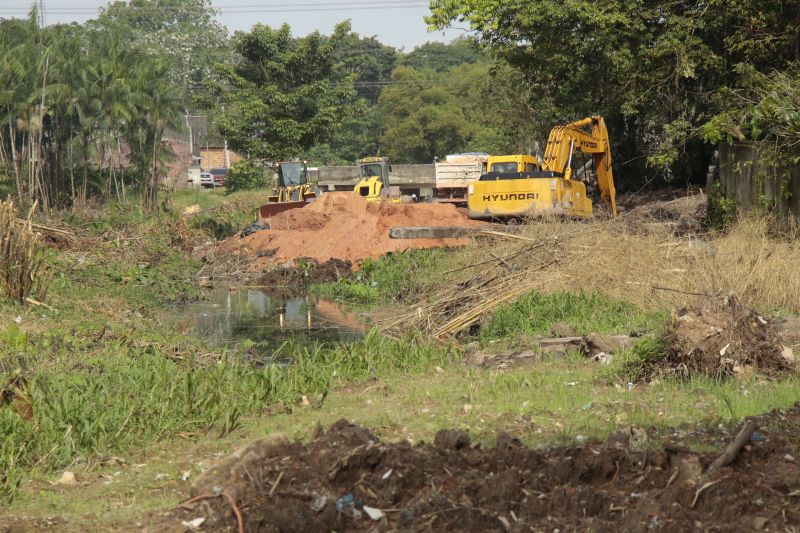 Obras no canal da Arterial 5 A com Av Independência