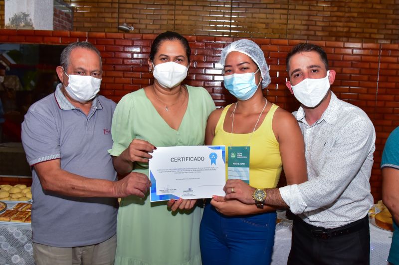 Entrega de certificação do curso de culinária em panificação. Conj Júlia Seffer