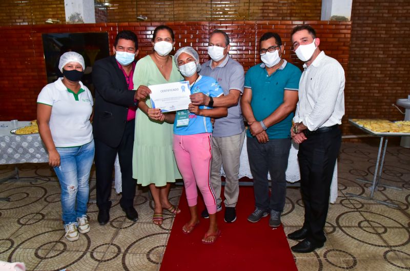 Entrega de certificação do curso de culinária em panificação. Conj Júlia Seffer