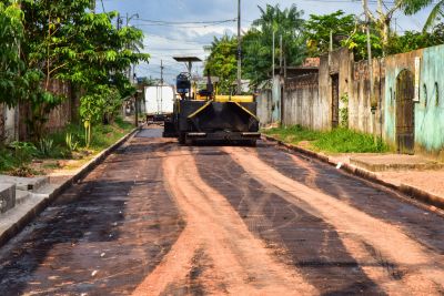 notícia: Mais de 10 ruas do Loteamento São Paulo, no Distrito Industrial, recebem asfalto