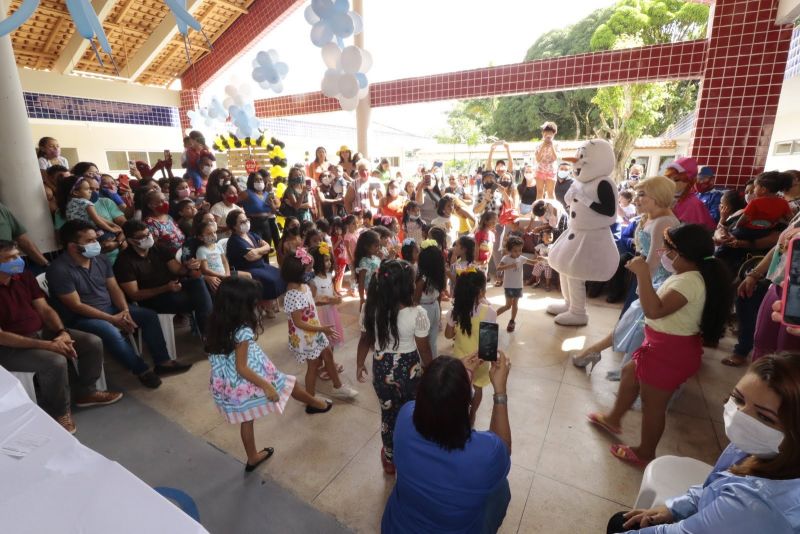 Entrega da revitalização CMREI Prof- Ana Lúcia. Júlia Seffer.