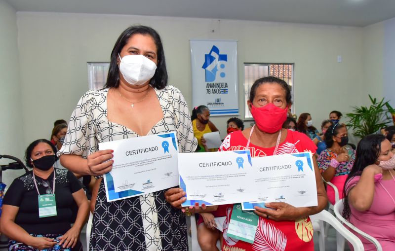 Entrega de Certificação dos cursos artesanais de panificação e biojoias; curso de pintura em tecidos. CRAS 40 horas