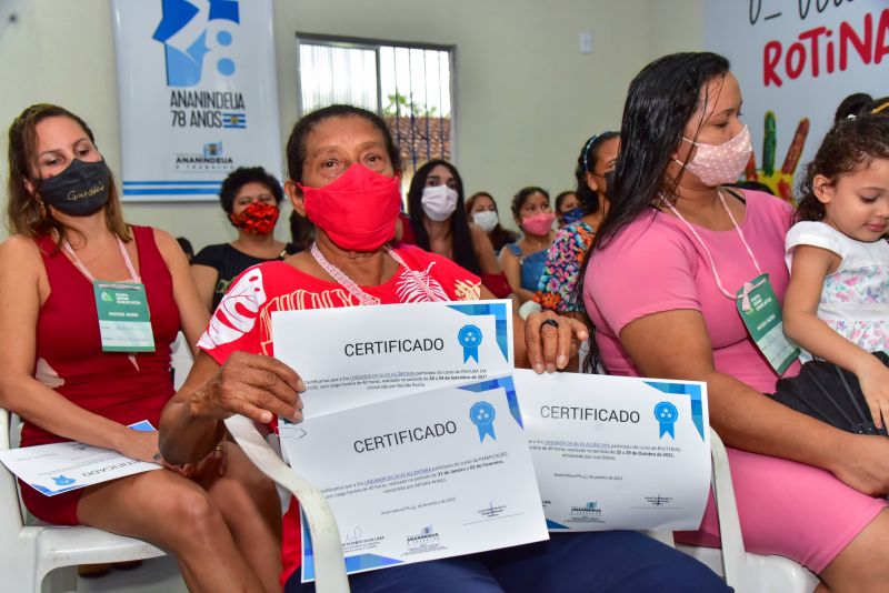 Entrega de Certificação dos cursos artesanais de panificação e biojoias; curso de pintura em tecidos. CRAS 40 horas