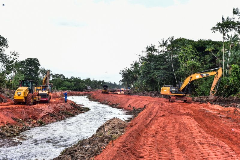 Maquinas trabalhando no Canal do Maguariaçu