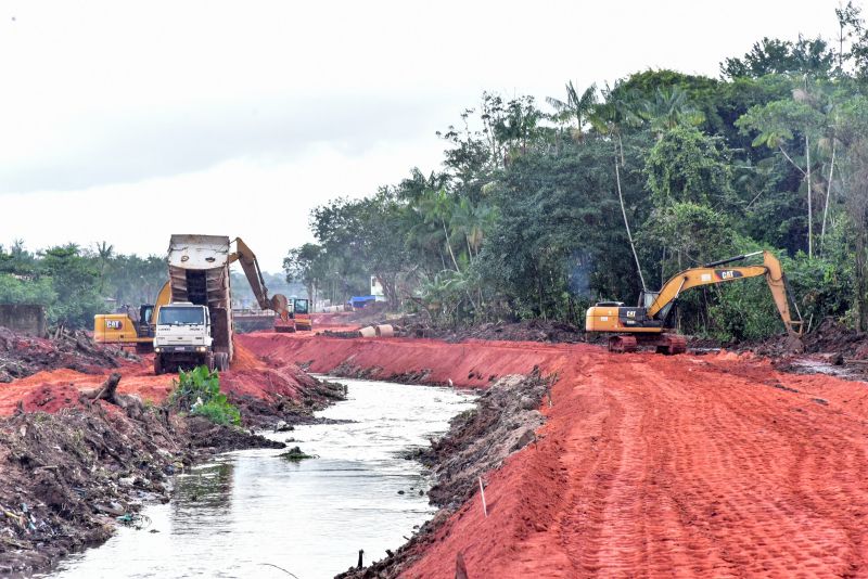 Maquinas trabalhando no Canal do Maguariaçu