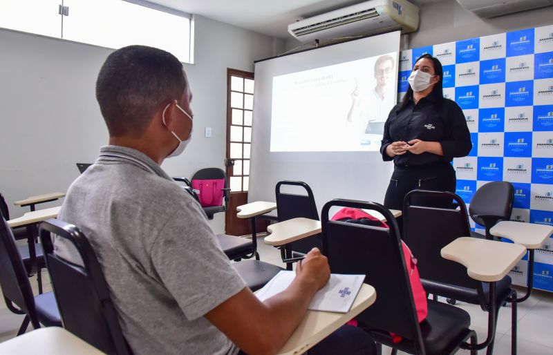 Visita dos batedores artesanais de açaí do lado Sul à Casa do Açaí