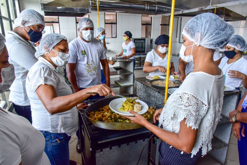 Aula prática em laboratório do Curso de Manipulação de Alimentos, Unama BR