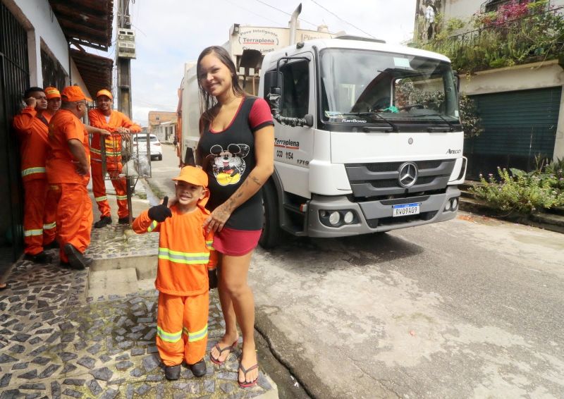 Entrevista e Produção de Imagens com o Garoto Arthur, que gosta dos Garis, e com os Próprios