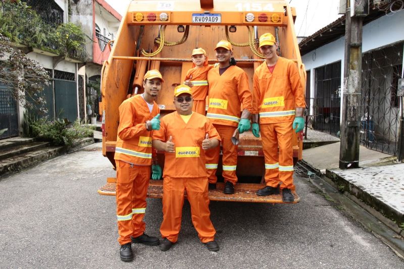 Entrevista e Produção de Imagens com o Garoto Arthur, que gosta dos Garis, e com os Próprios