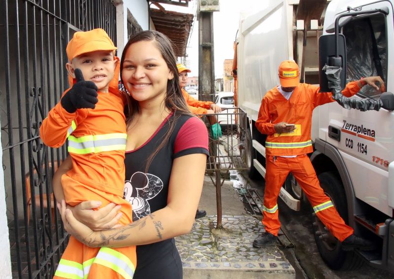 Entrevista e Produção de Imagens com o Garoto Arthur, que gosta dos Garis, e com os Próprios