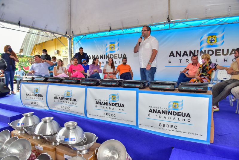 Entrega de equipamentos para feirantes do município de Ananindeua