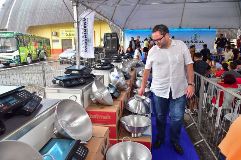 Entrega de equipamentos para feirantes do município de Ananindeua