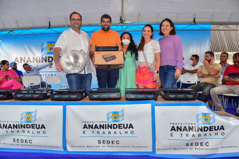 Entrega de equipamentos para feirantes do município de Ananindeua