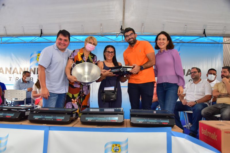 Entrega de equipamentos para feirantes do município de Ananindeua