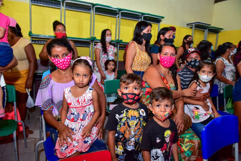 Entrega de material didático e apresentação de projeto na EMEF Domiciano de Farias, Ilha Grande