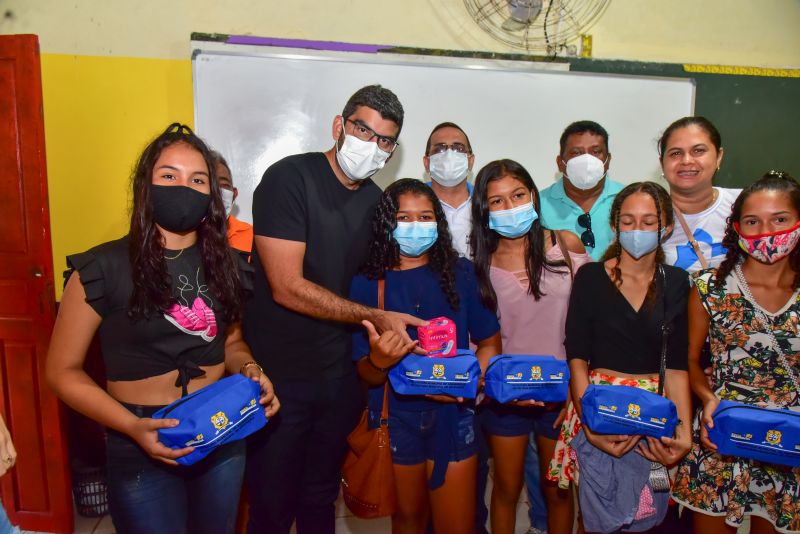 Entrega de material didático e apresentação de projeto na EMEF Domiciano de Farias, Ilha Grande