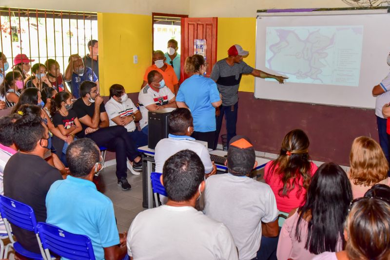 Entrega de material didático e apresentação de projeto na EMEF Domiciano de Farias, Ilha Grande