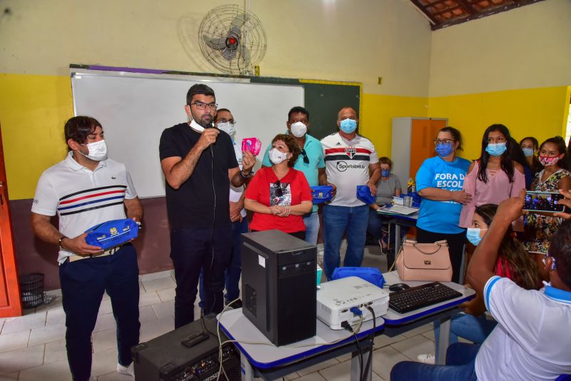 Entrega de material didático e apresentação de projeto na EMEF Domiciano de Farias, Ilha Grande