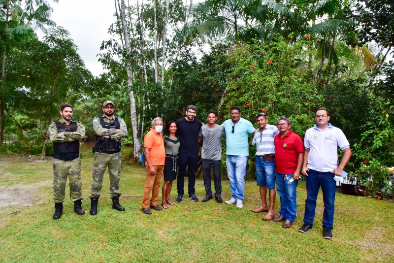 Entrega de material didático e apresentação de projeto na EMEF Domiciano de Farias, Ilha Grande