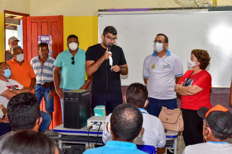 Entrega de material didático e apresentação de projeto na EMEF Domiciano de Farias, Ilha Grande