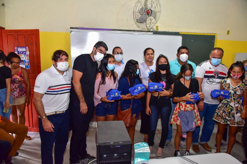 Entrega de material didático e apresentação de projeto na EMEF Domiciano de Farias, Ilha Grande