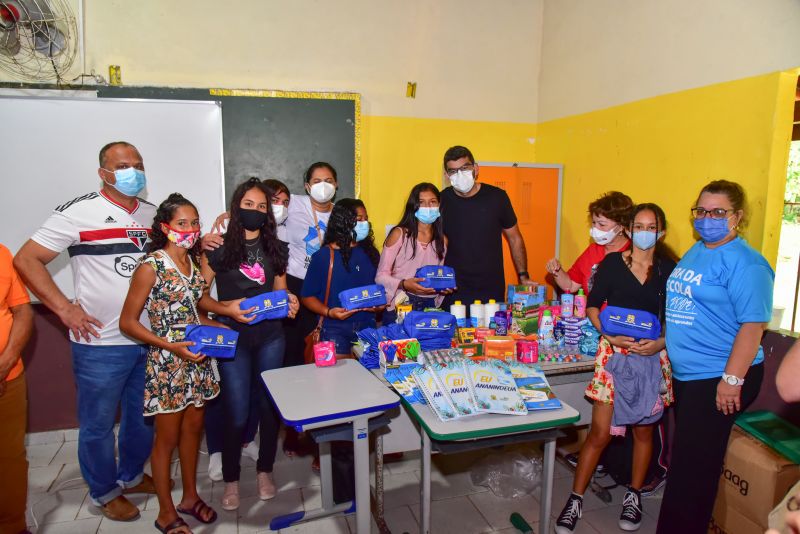 Entrega de material didático e apresentação de projeto na EMEF Domiciano de Farias, Ilha Grande