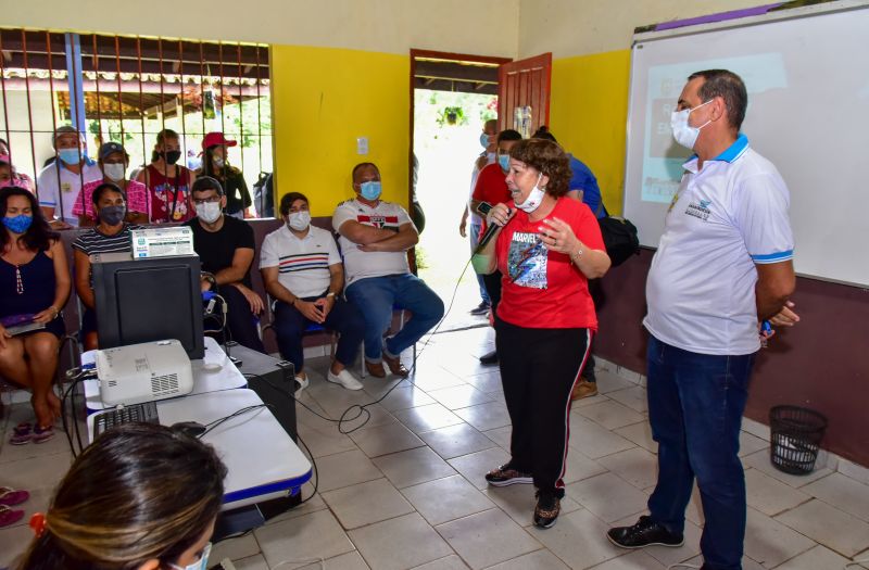 Entrega de material didático e apresentação de projeto na EMEF Domiciano de Farias, Ilha Grande