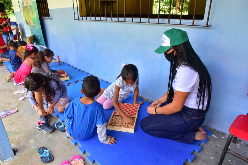 Entrega de material didático e apresentação de projeto na EMEF Domiciano de Farias, Ilha Grande