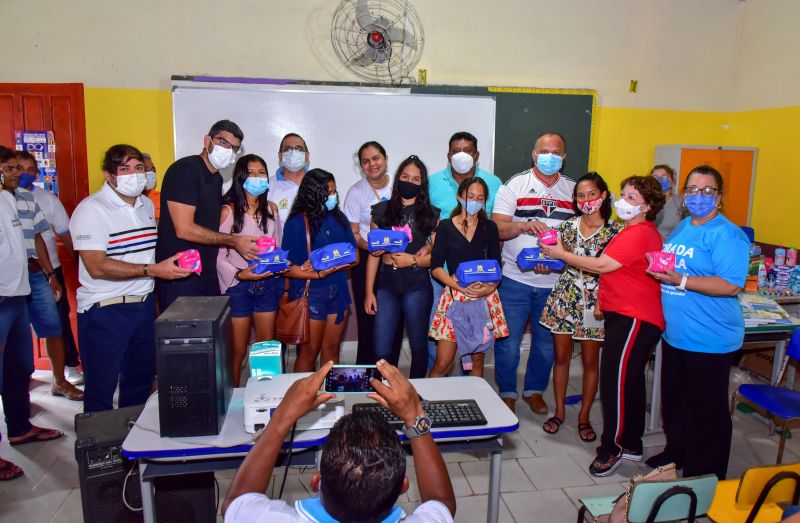 Entrega de material didático e apresentação de projeto na EMEF Domiciano de Farias, Ilha Grande