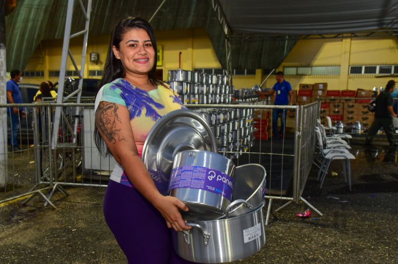 Entrega de equipamentos aos feirantes