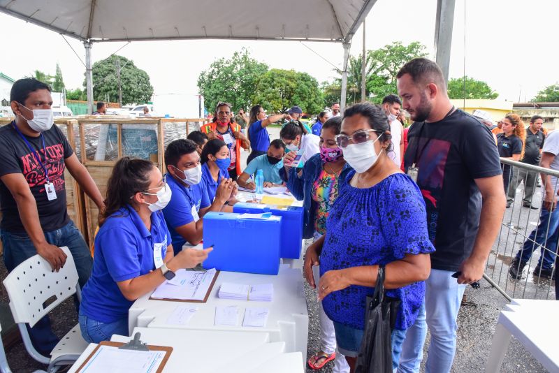 Entrega de equipamentos aos feirantes