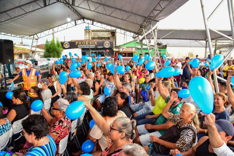 Entrega de equipamentos aos feirantes