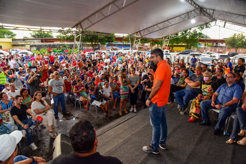 Entrega de equipamentos aos feirantes