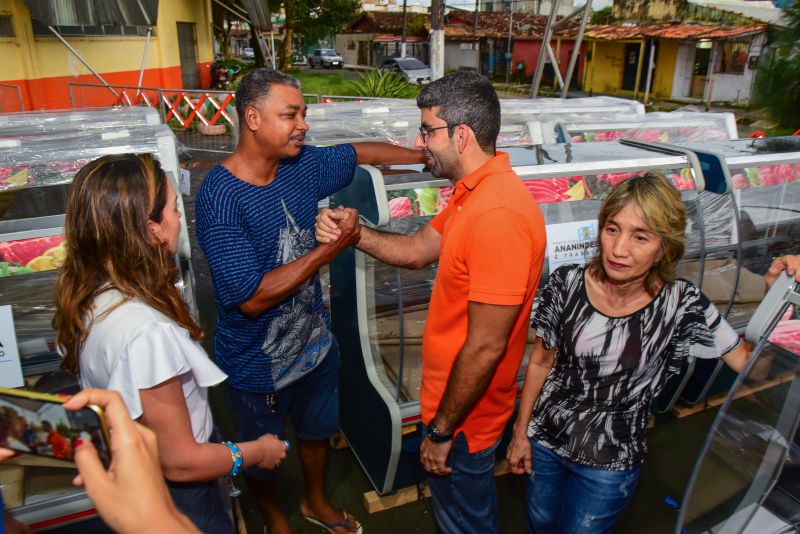 Entrega de equipamentos aos feirantes