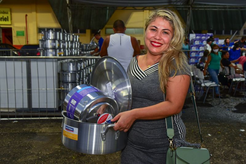 Entrega de equipamentos aos feirantes