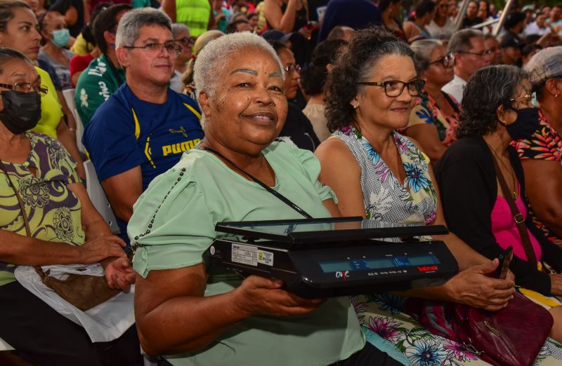 Entrega de equipamentos aos feirantes